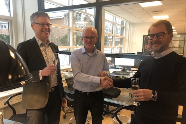 Globeteam konsulent nr.100 giver hånd til administerende direktør Claus Moldow