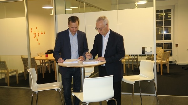 Nils Høgsted fra Danmarks Miljøportal og Kristian Lykke fra Globeteam underskriver kontrakt