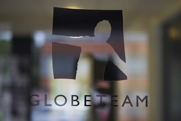 Globeteams logo på glasdør