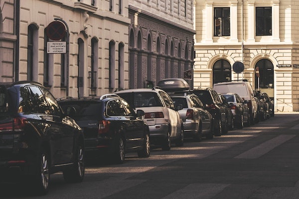 Biler holder parkeret på vej i i København. Skal illustrere ny digital løsning til udstedelse af parkeringslicenser i kommunen